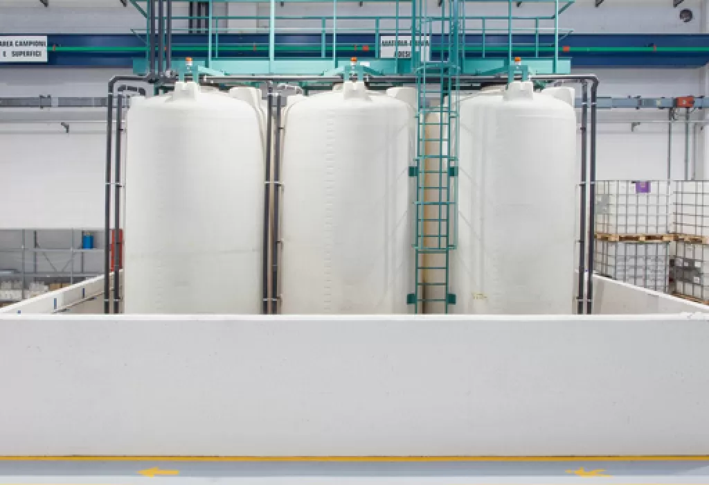 Silos for the storage of aqueous emulsion acrylic adhesive bases 